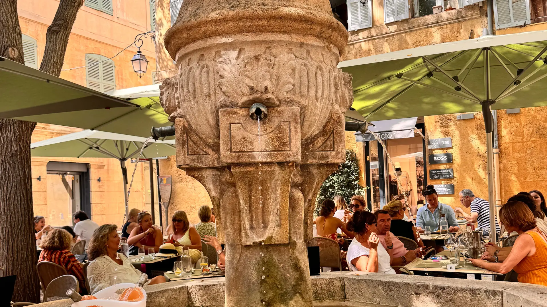 Villa La Source marches Aix-en-Provence fontaine terrasse cafe ambiance ete art de vivre provencal