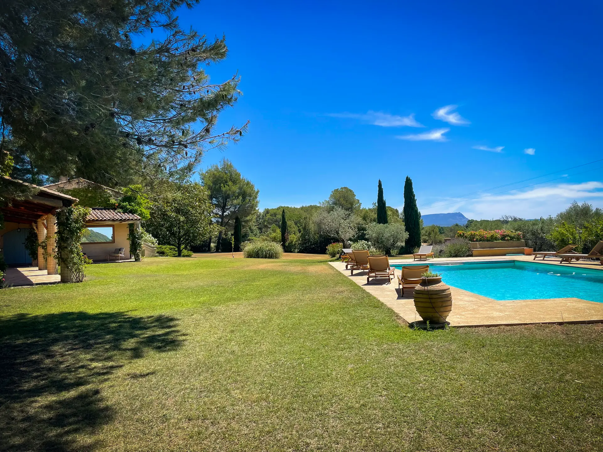 Villa La Source Maison à vendre à Aix-en-Provence avec piscine privée : la villa, le parc et la vue Sainte-Victoire, à Puyricard