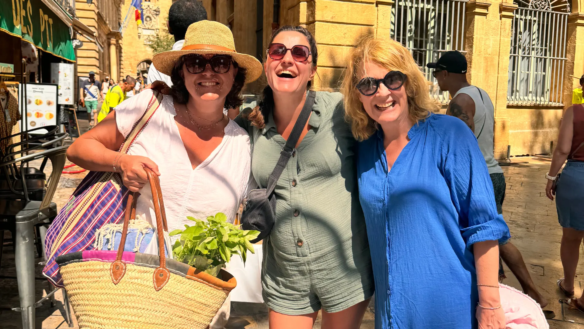Entre amies, panier en osier sur les marchés d'Aix-en-Provence
