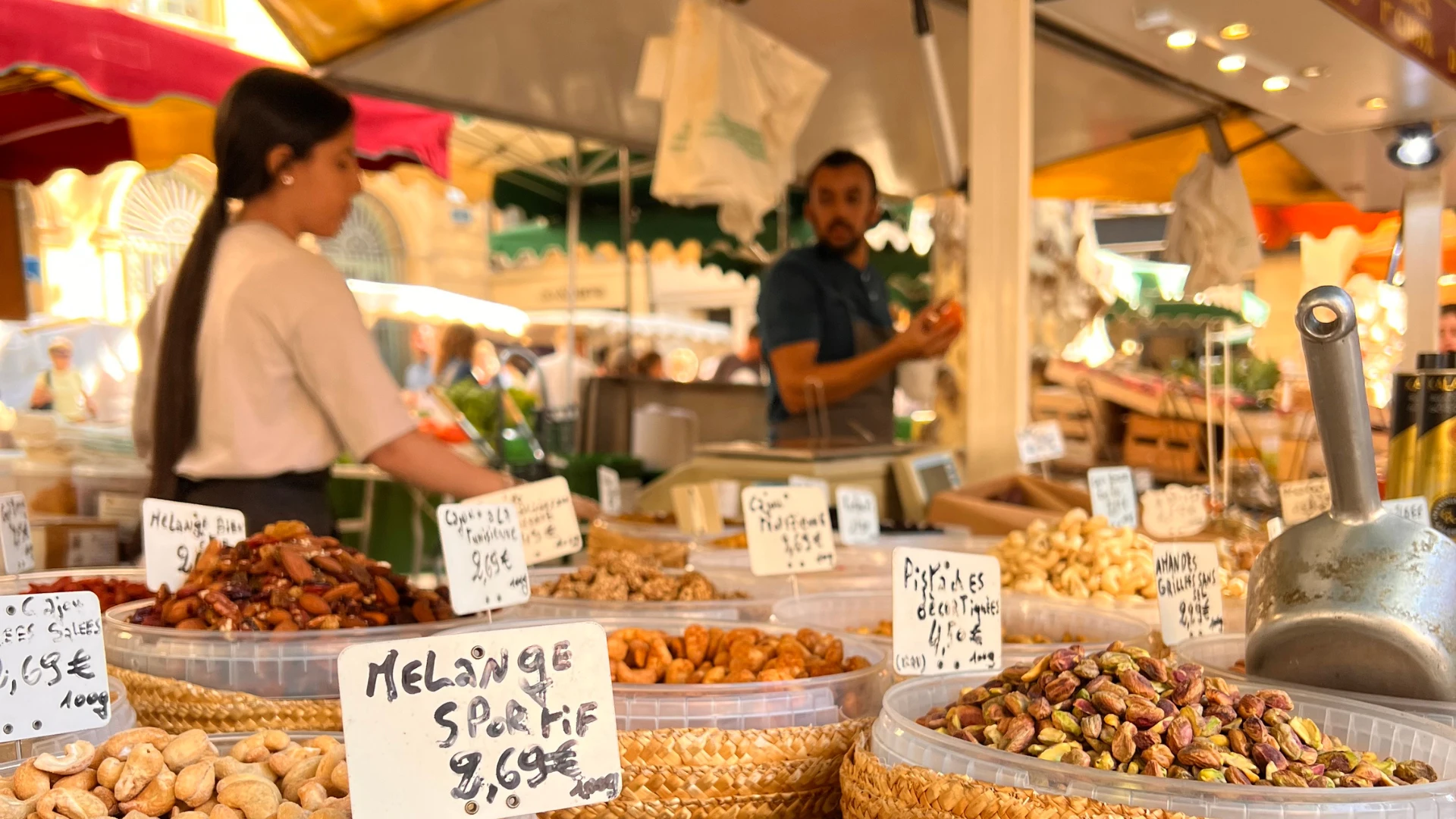 Fruits secs, amandes et épices sur les marchés d'Aix-en-Provence