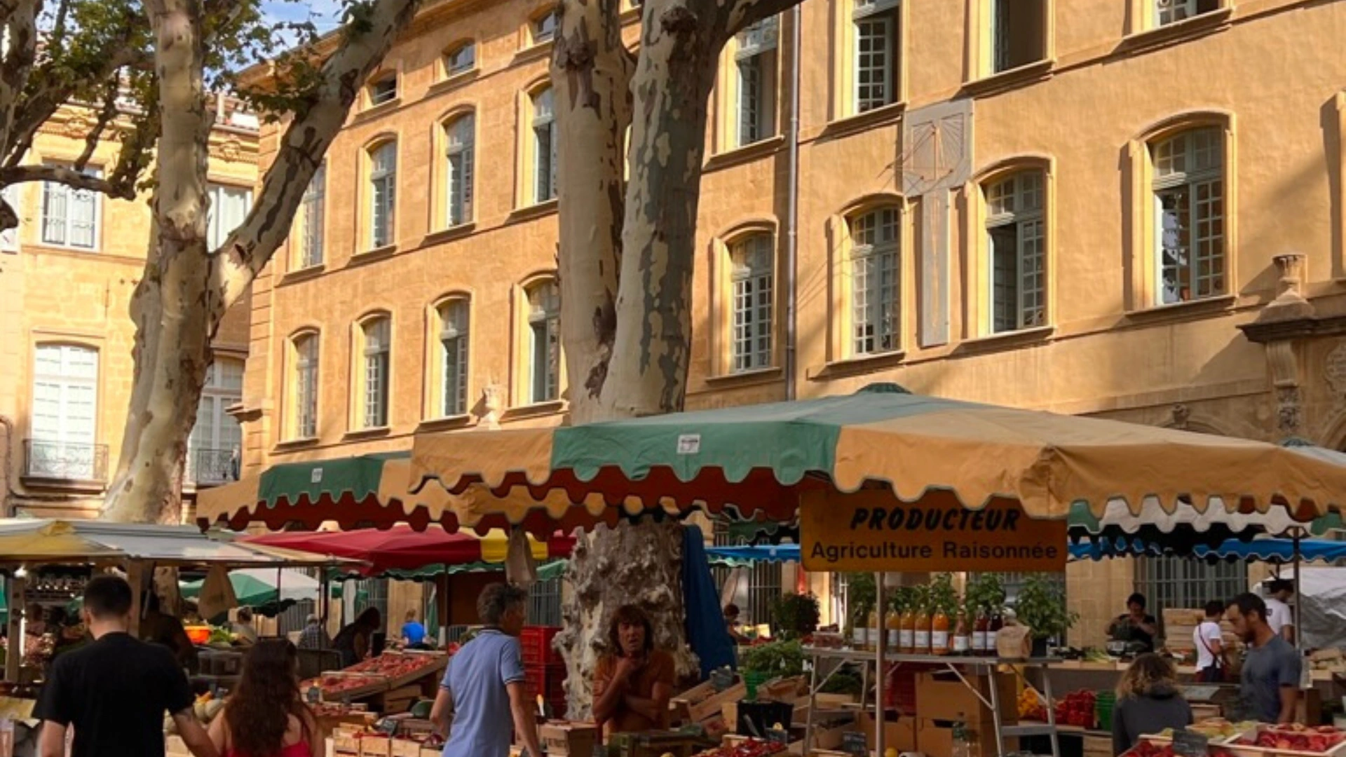 Villa La Source Marché de producteurs place Richelme, le plus authentique des marchés d'Aix-en-Provence