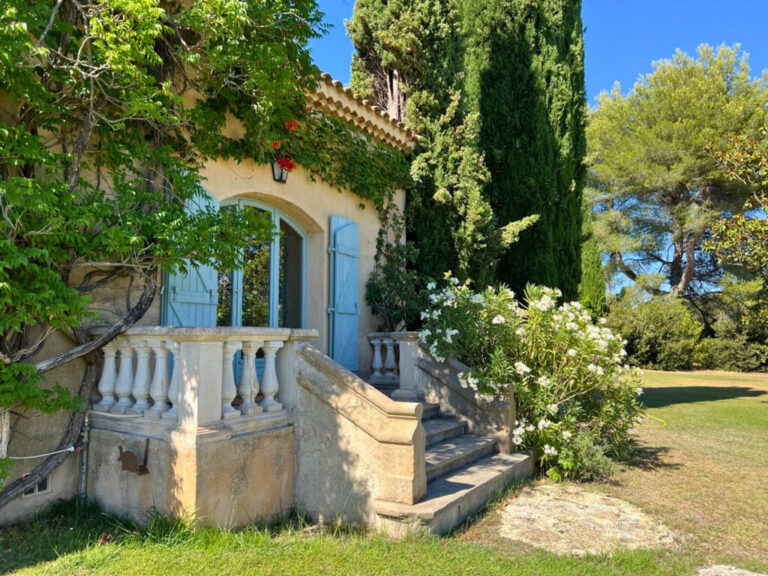 Villa La Source Bastide de charme à vendre à Aix-en-Provence, façade et perron